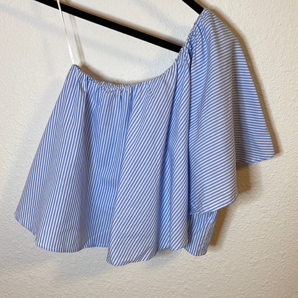 NWT off shoulder crop top